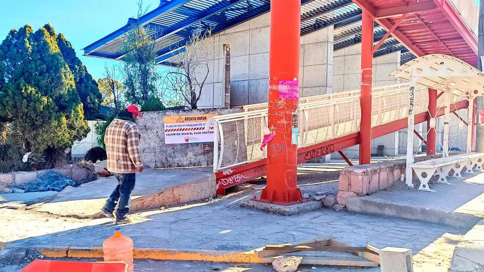 Puente peatonal frente a Sams